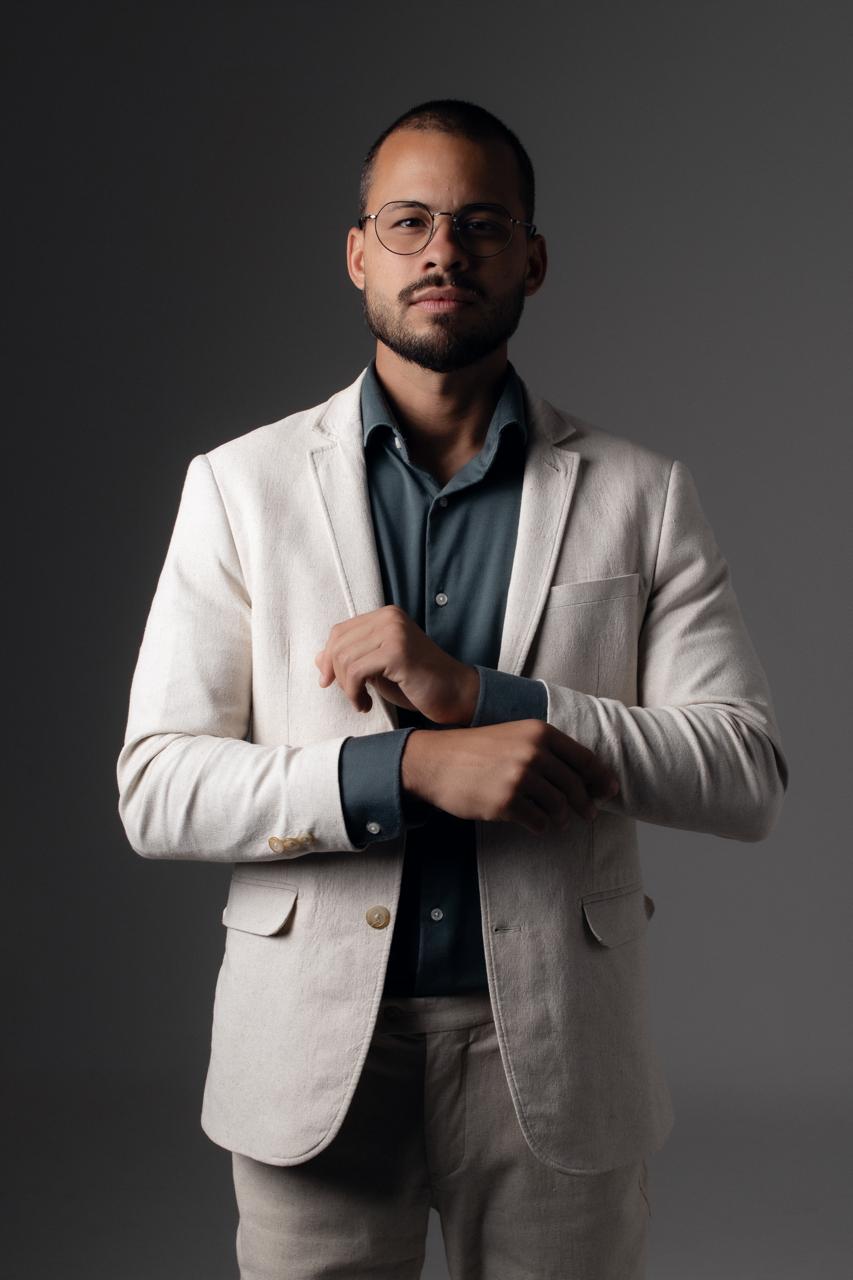 Foto de Davi Molina em seu consultório